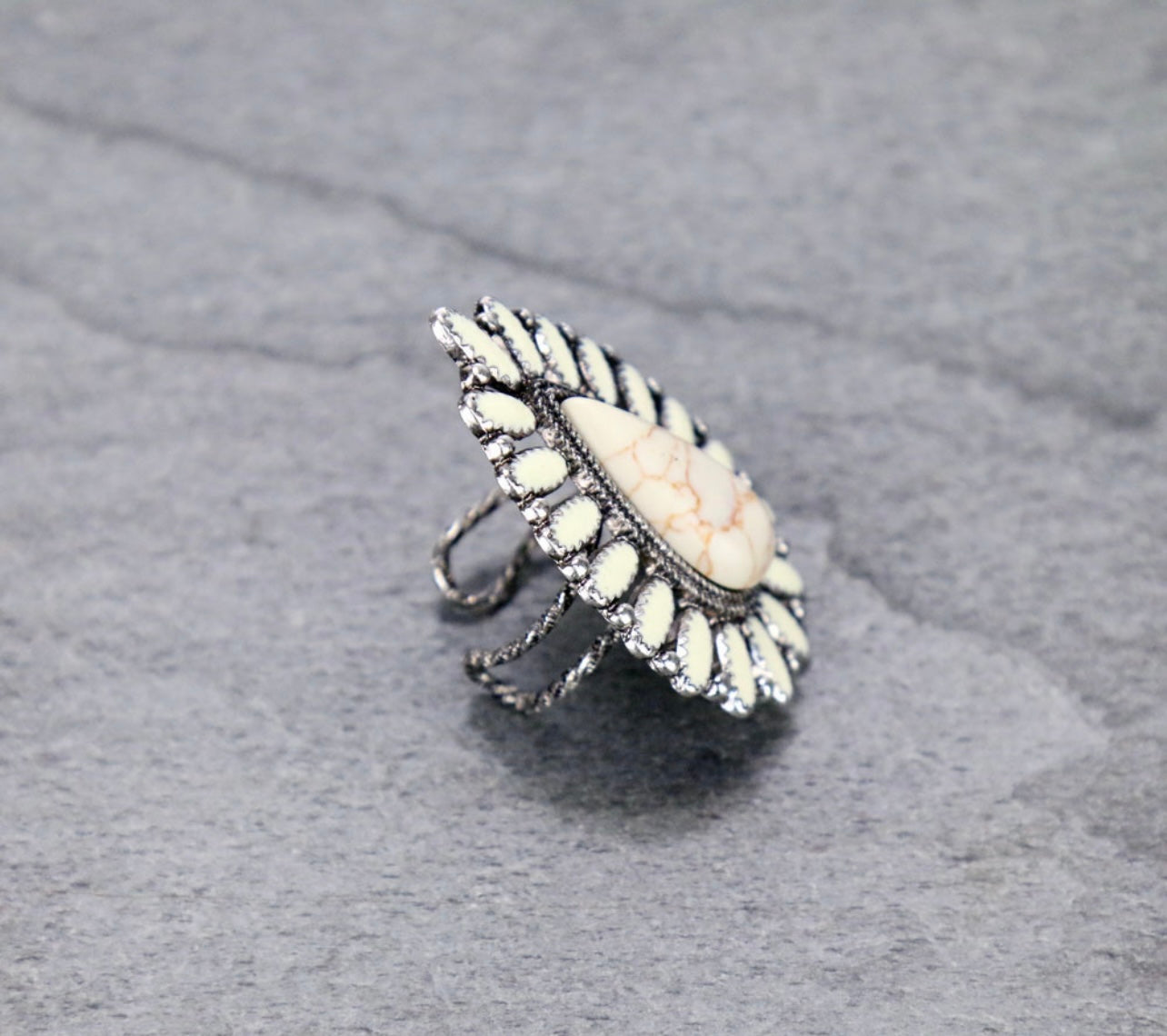 White wondering ring